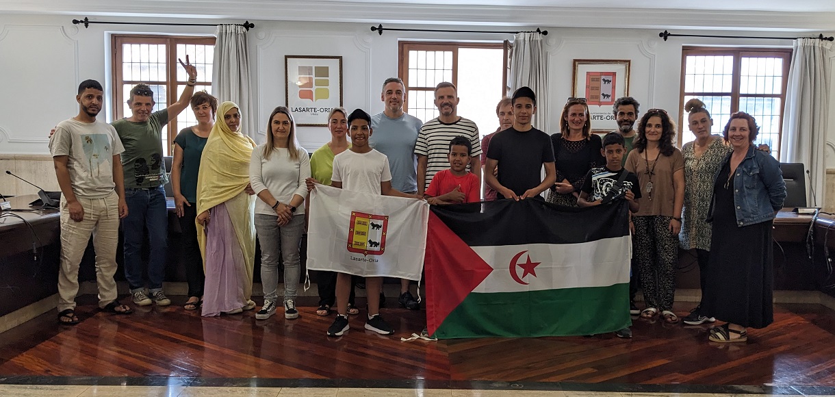 Lasarte-Oria acoge este verano a 3 niños saharauis. El Ayuntamiento, dentro del programa Oporrak Bakean-Vacaciones en Paz, recibe a 3 niños saharauis que permanecerán en el municipio hasta finales de agosto 