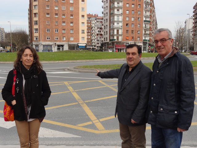 Los Socialistas Donostiarras en la rotonda Aita Donostia