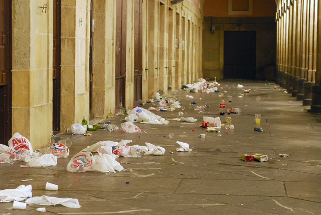 Restos de botellón en la Consti