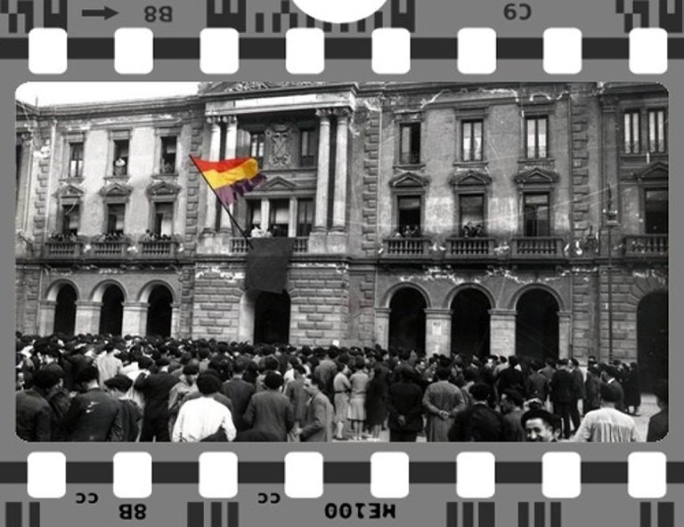 1931-04-14. Izada de la bandera republicana desde el balcón del Ayuntamiento. Ayuntamiento de Eibar