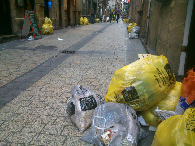 Aspecto de la calle Fermín Calbetón a las 11.00 de la mañana