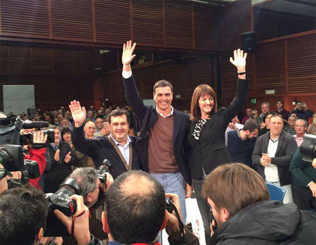 Pedro Sánchez con Ernesto Gasco e Idoia Mendia