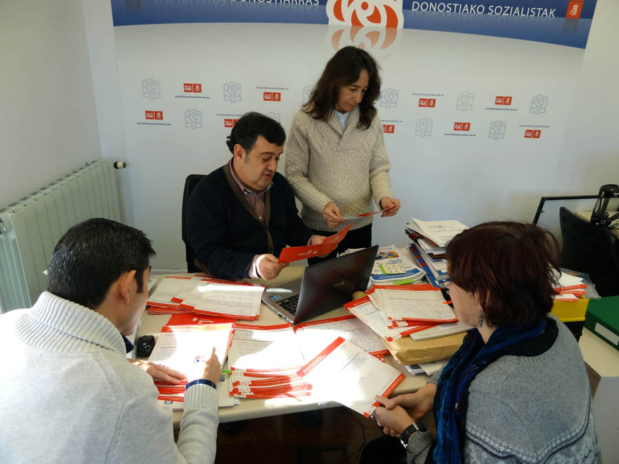 Ernesto Gasco y su equipo leen las aportaciones al programa