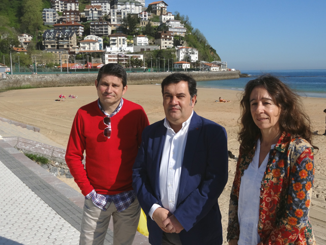 Enrique Ramos, Ernesto Gasco y Marisol Garmendia en la playa de Ondarreta