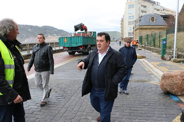 Ernesto Gasco inspeccionando el Paseo Nuevo